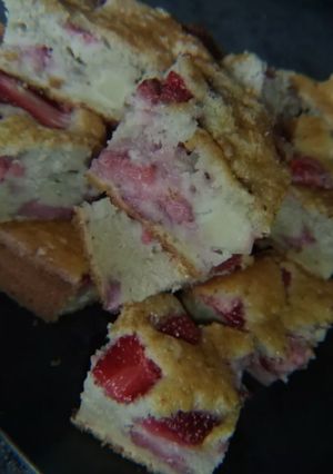 Una foto de Torta de manzana y frutillas