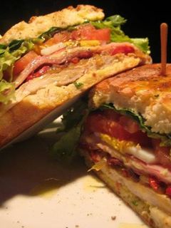 Une photo de 🇺🇾 ️Chivito Vizio - Sandwich Uruguayen