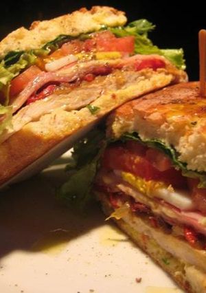 Une photo de 🇺🇾 ️Chivito Vizio - Sandwich Uruguayen