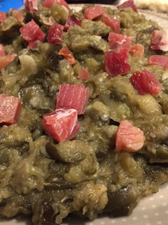 Una foto de Berenjenas con ajito y taquitos de jamón