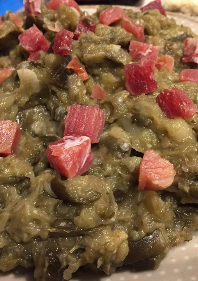 Una foto de Berenjenas con ajito y taquitos de jamón