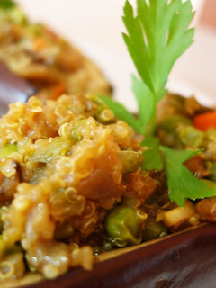 Una foto de Berenjenas rellenas con quinoa