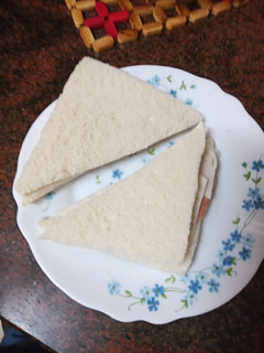 Una foto de Sándwich de fiambre y queso de cabra