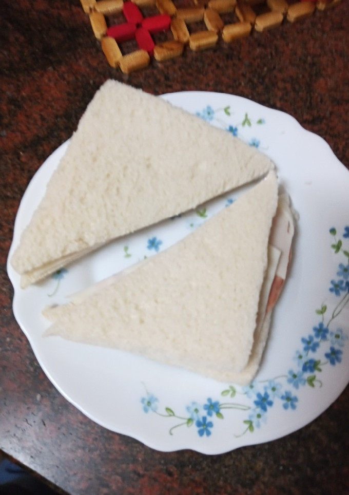 Una foto de Sándwich de fiambre y queso de cabra