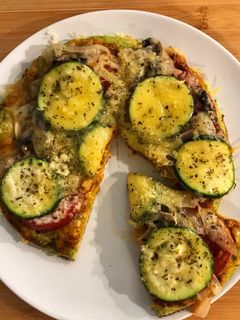 Una foto de Pizza con base de brócoli y avena en sartén