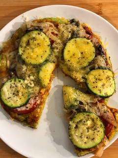 Una foto de Pizza con base de brócoli y avena en sartén