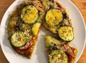 Foto principal de Pizza con base de brócoli y avena en sartén
