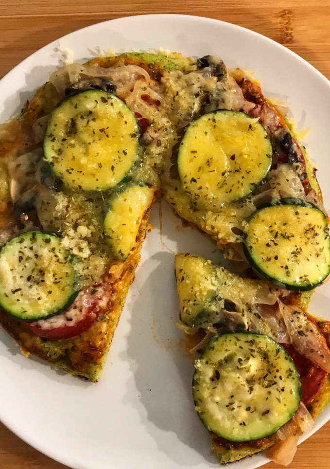 Una foto de Pizza con base de brócoli y avena en sartén