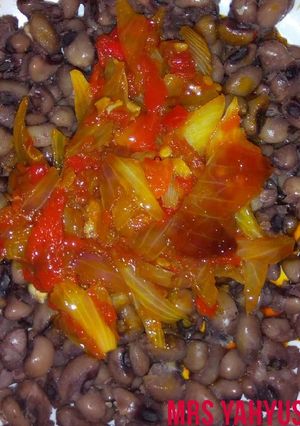A picture of Beans with red oil pepper and onion sauce.