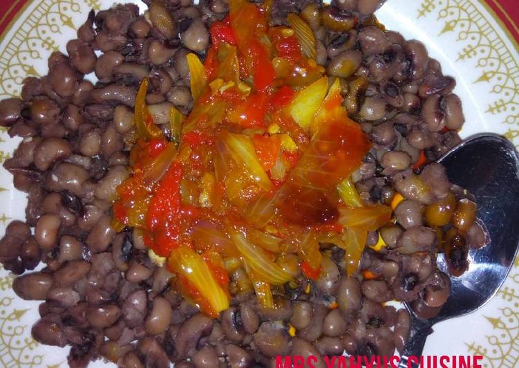 Beans with red oil pepper and onion sauce