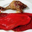 Muslo de pato confitado y pimientos asados