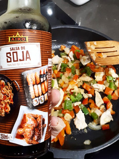 Una foto de Noodles con pollo y verduras al wok