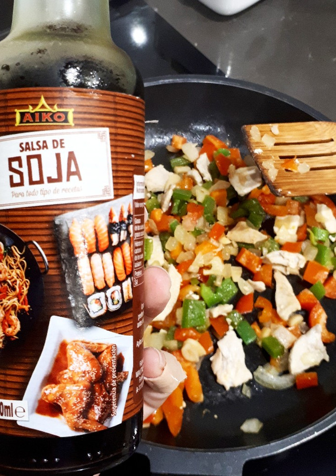 Una foto de Noodles con pollo y verduras al wok