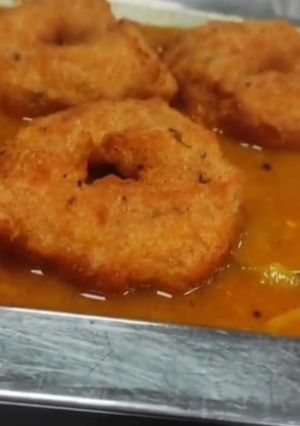 सांबर वड़ा (sambar vada recipe in Hindi) रेसिपी मुख्य फोटो