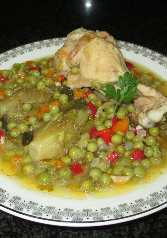Una foto de Guiso con alas de pavo, guisantes y cogollos de Tudela Baby