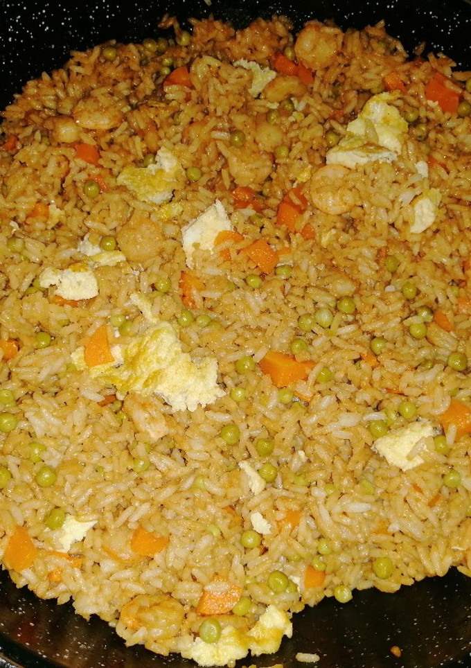 Una foto de Arroz frito con gambas