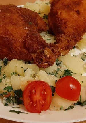 Rántott csirkecomb petrezselymes burgonyával recept fotója