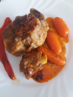 Una foto de Rabo de vacuno con verduras y vino dulce