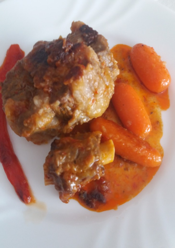 Una foto de Rabo de vacuno con verduras y vino dulce