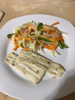 Una foto de Pescado con vegetales 🥰