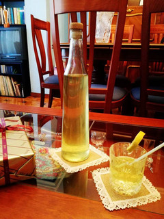 Una foto de Limoncello con agua