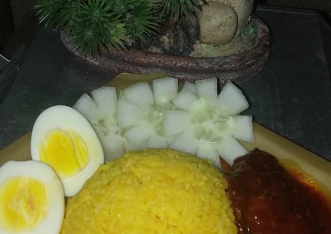 Nasi kuning ikan tenggiri