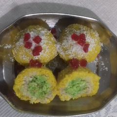 A picture of Khoa nariyal laddoo.