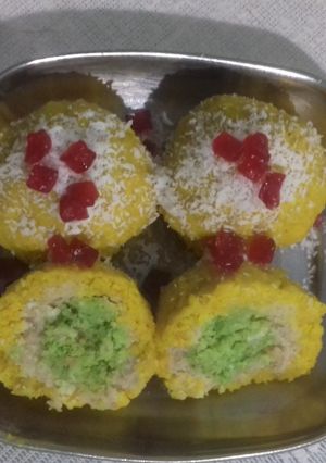A picture of Khoa nariyal laddoo.