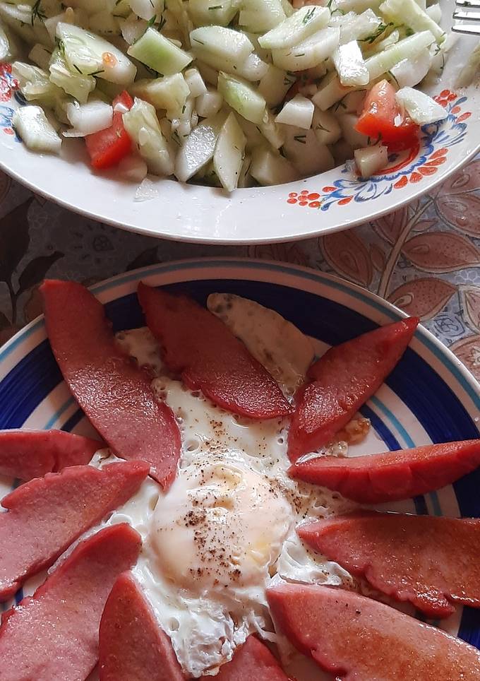 Яєшня з ковбасою та салатом