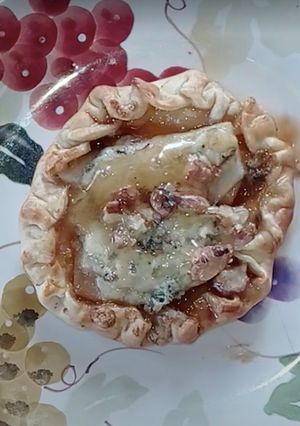 Una foto de Mini tartines de pera y queso azul