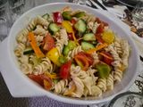 Oregánós sok zöldséges tésztasaláta (vegán)