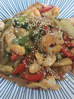 Una foto de Wok especiado con langostinos y sésamo tostado