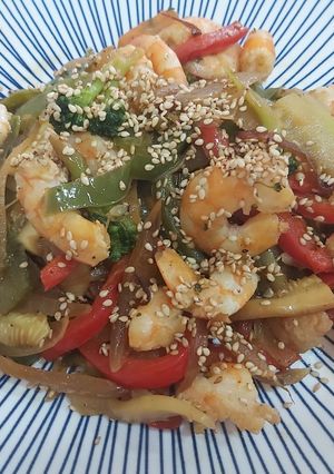 Foto principal de Wok especiado con langostinos y sésamo tostado