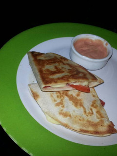Una foto de Quesadilla de tomate con queso