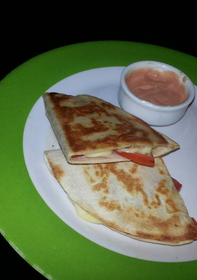 Una foto de Quesadilla de tomate con queso