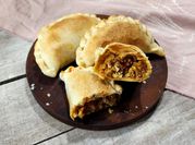 Una foto de empanada criolla argentina