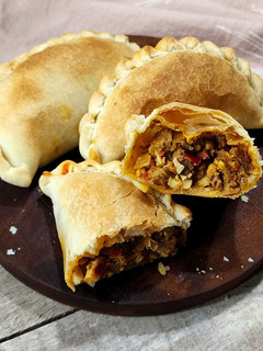 Una foto de 🇦🇷 Empanadas jugosas de carne cortada a cuchillo - Empanadas de matambre criollas, bien Argentinas 🇦🇷