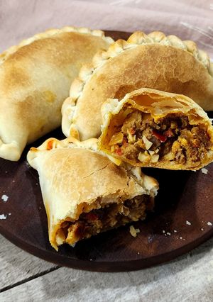 Una foto de 🇦🇷 Empanadas jugosas de carne cortada a cuchillo - Empanadas de matambre criollas, bien Argentinas 🇦🇷