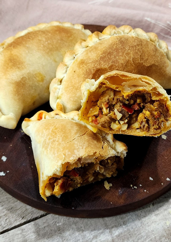 Una foto de 🇦🇷 Empanadas jugosas de carne cortada a cuchillo - Empanadas de matambre criollas, bien Argentinas 🇦🇷