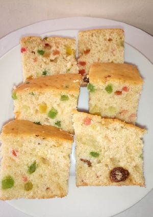 A picture of Eggless vanilla tutti frutti cake.