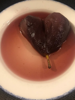 Una foto de Peras al vino tinto