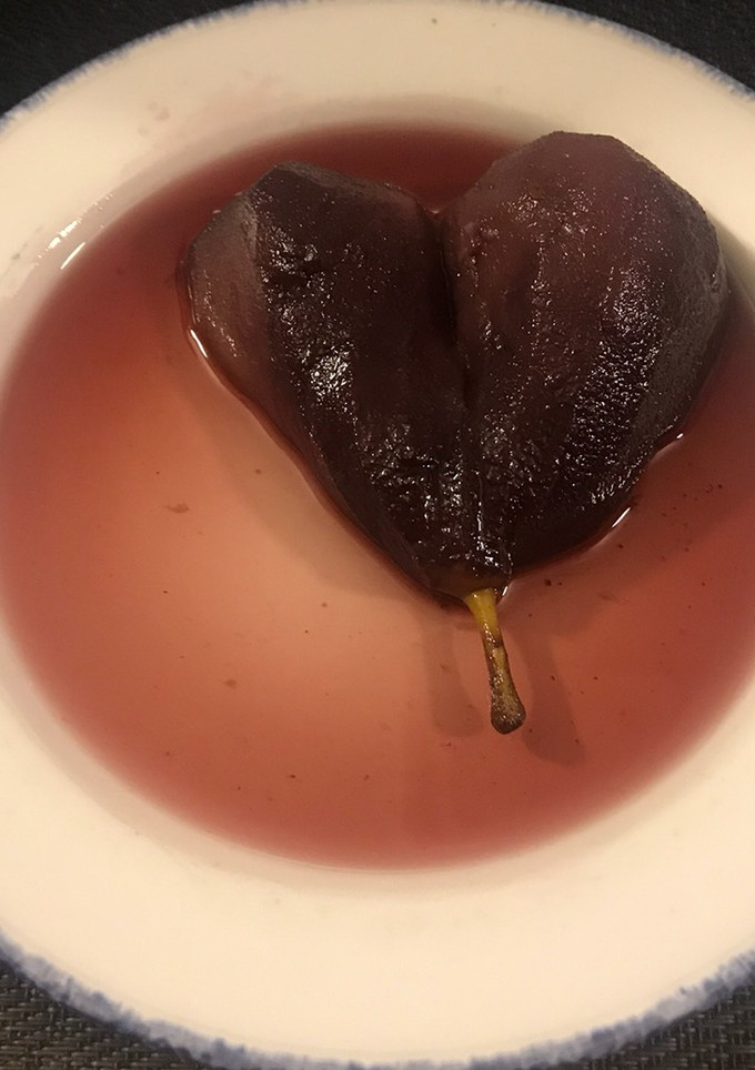 Una foto de Peras al vino tinto
