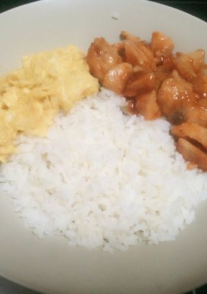 รูปของ ข้าวไข่ข้นกับไก่ผัดซอสมะเขือเทศ