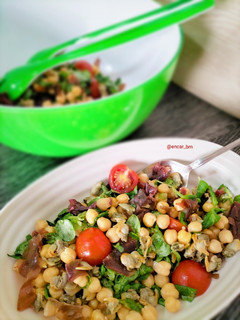 Una foto de Ensalada de garbanzos con berberechos y alga dulse