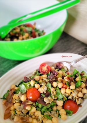 Una foto de Ensalada de garbanzos con berberechos y alga dulse