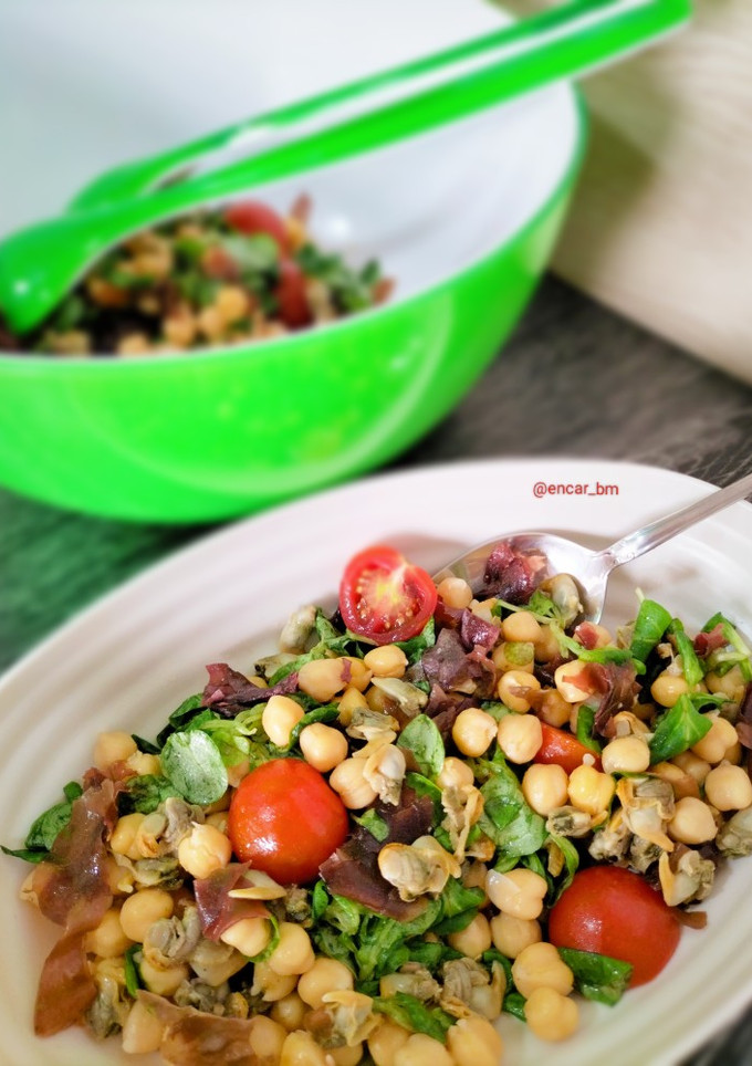 Una foto de Ensalada de garbanzos con berberechos y alga dulse