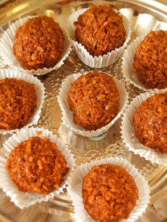 தேங்காய் சாக்லேட் லட்டு(coconut chocolate laddu recipe in tamil) செய்முறை முக்கிய புகைப்படம்