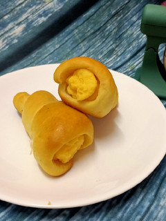 Hình của món Bánh mì ốc quế nhân kem sữa.