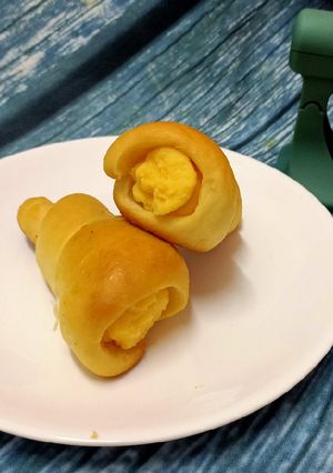 Hình của món Bánh mì ốc quế nhân kem sữa.