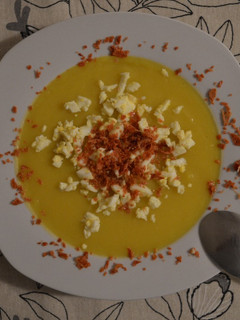 Una foto de Crema de calabacin con huevo y crujiente de jamón